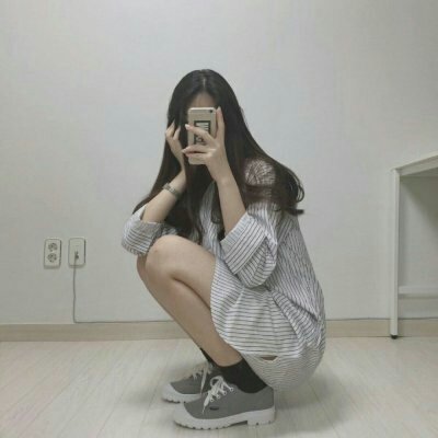 女生手机挡脸头像