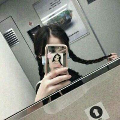 女生手机挡脸头像