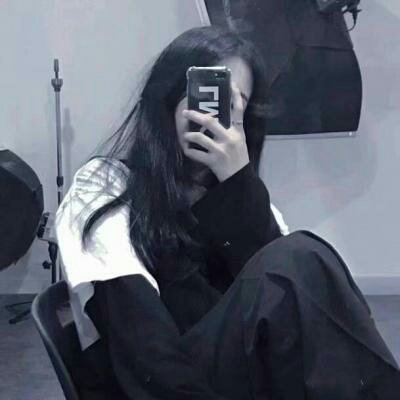 女生手机挡脸头像
