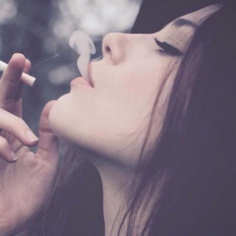 伤感抽烟头像女生霸气图片