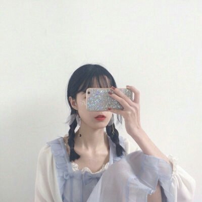 女生手机挡脸头像