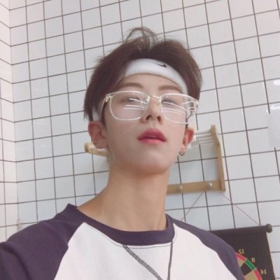 男生头像戴眼镜帅气图片