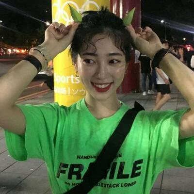 绿色系高清头像女生图片