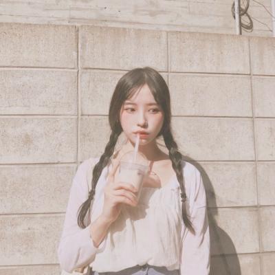 真人女生文艺范的微信高清头像