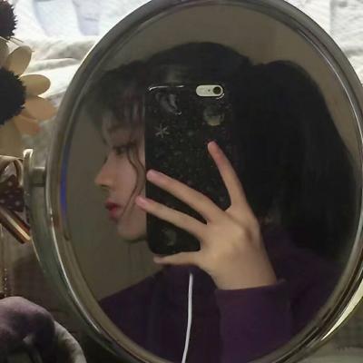 头像女生手机挡脸真人图片