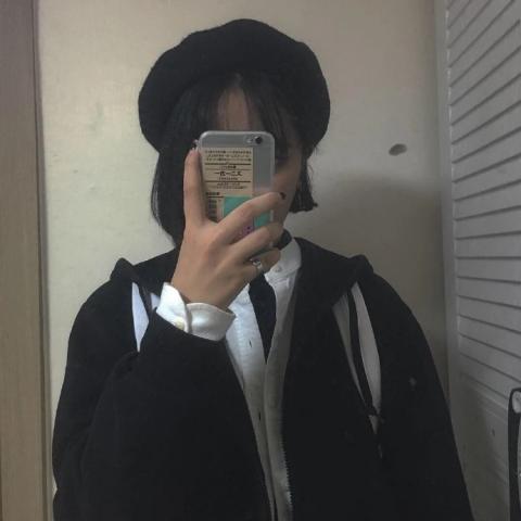 女生拿手机的头像
