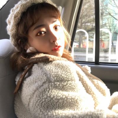 真人女生文艺范的微信高清头像