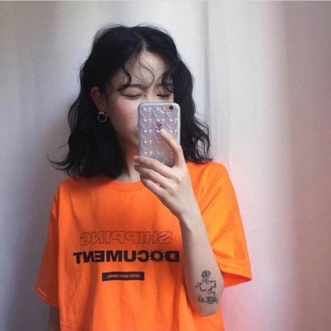 女生拿手机的头像