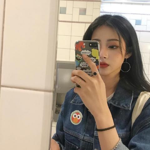 女生拿手机的头像