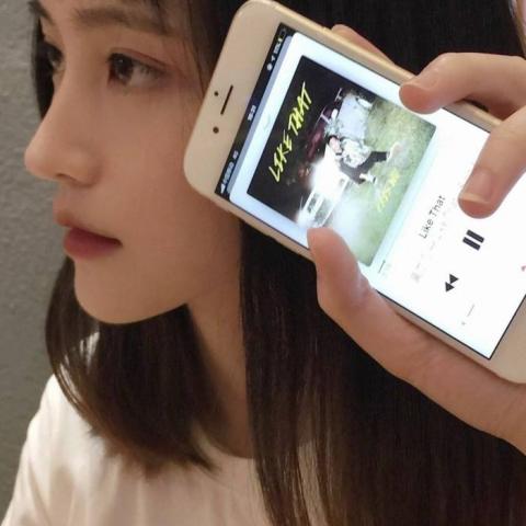 女生拿手机的头像