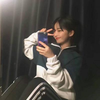 头像女生手机挡脸真人图片