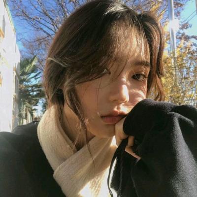 真人女生文艺范的微信高清头像