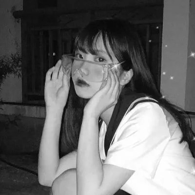 qq头像女生超拽黑白