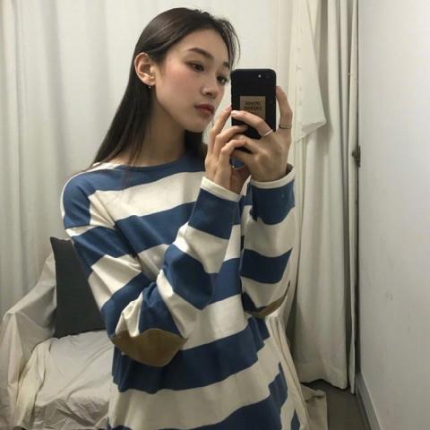 女生拿手机的头像