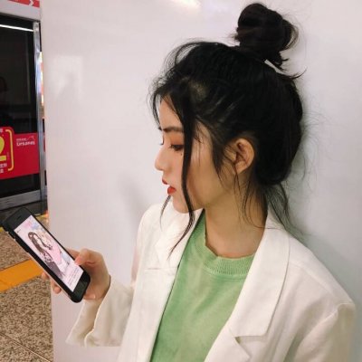 真人拿手机自拍微信头像女