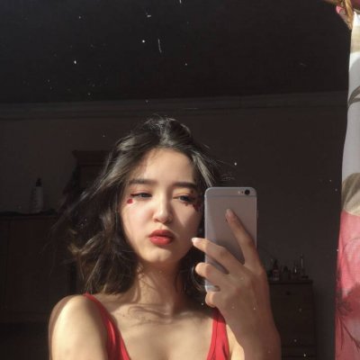 真人拿手机自拍微信头像女