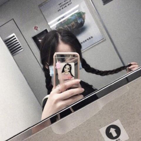 女生拿手机的头像