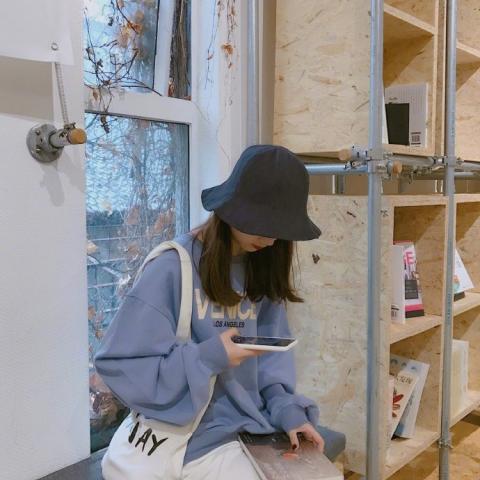女生拿手机的头像