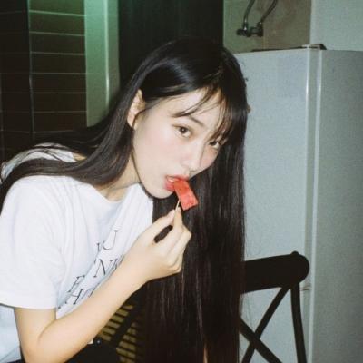 真人女生文艺范的微信高清头像