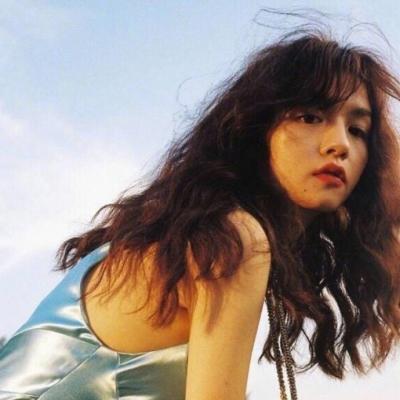 真人女生文艺范的微信高清头像