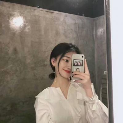 头像女生手机挡脸真人图片
