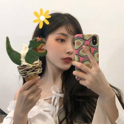 真人拿手机自拍微信头像女