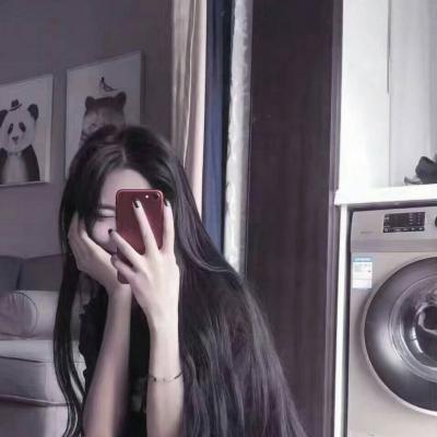 女生玩手机头像