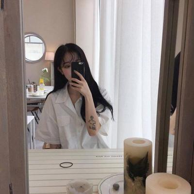 女生玩手机头像