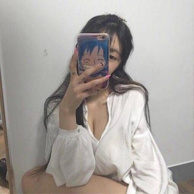 女生玩手机头像