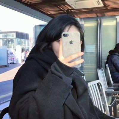 女生玩手机头像