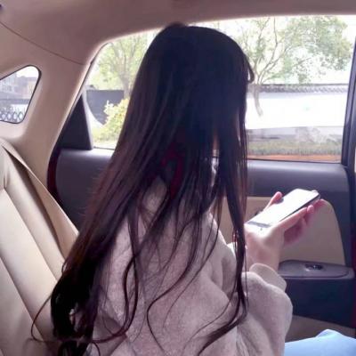 女生玩手机头像