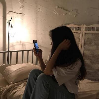 女生玩手机头像