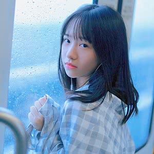 雨天窗口回首伤感女生头像图片