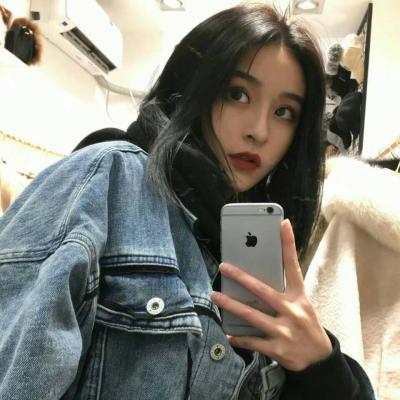 女生玩手机头像
