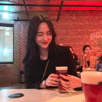 女生玩手机头像