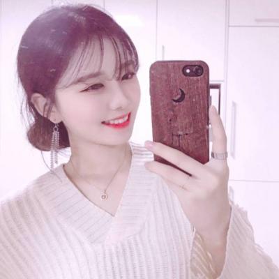 女生玩手机头像
