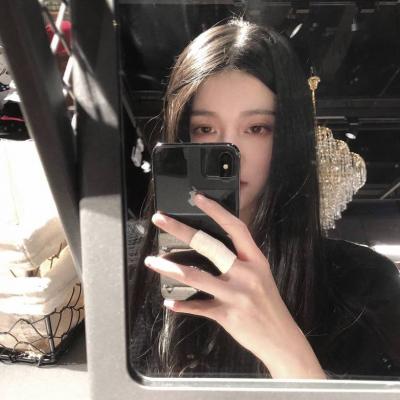女生玩手机头像