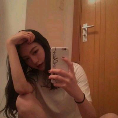 女生玩手机头像