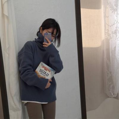 女生玩手机头像