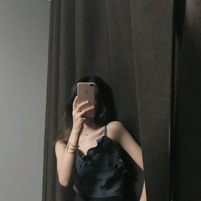 女生玩手机头像