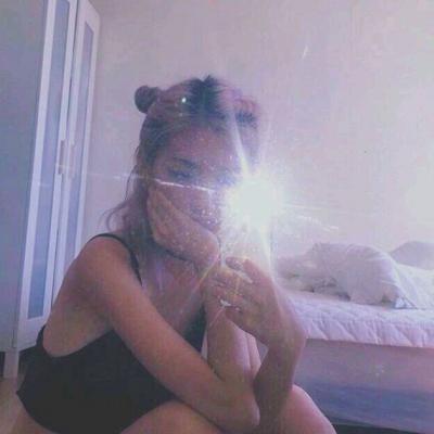 女生玩手机头像