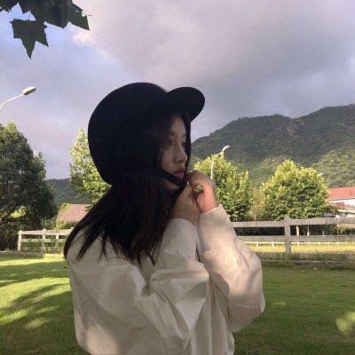 女生图片背影或侧脸头像戴帽子