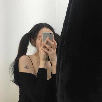 女生玩手机头像