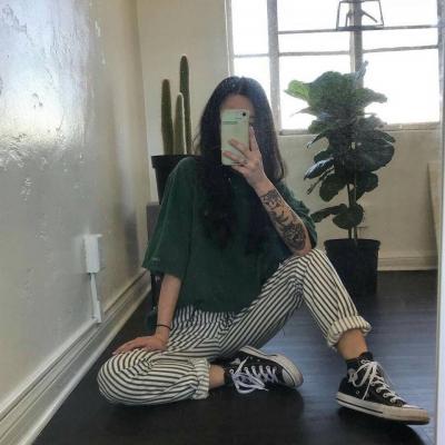 女生玩手机头像