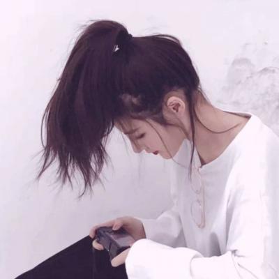 女生玩手机头像