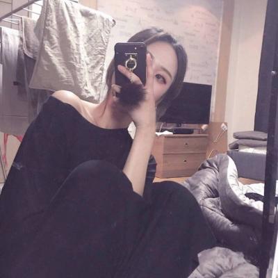 女生玩手机头像