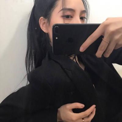 女生玩手机头像
