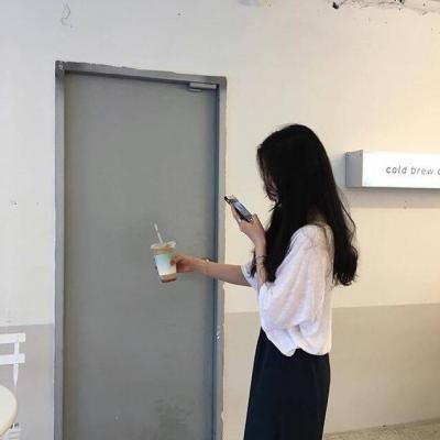 女生玩手机头像