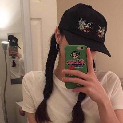 女生玩手机头像