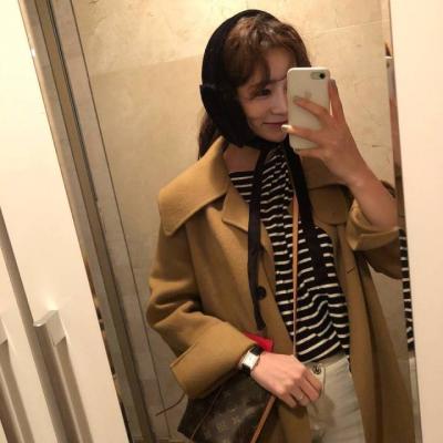 女生玩手机头像